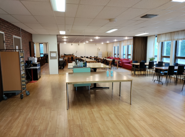 Kabinetti, isompi tila ja aula