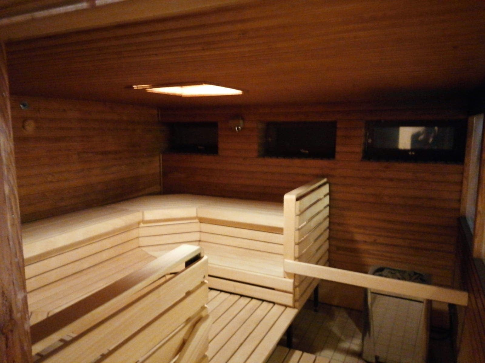 Puulauteinen sauna